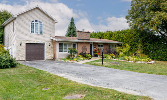 6 Foothills Dr - $899,000